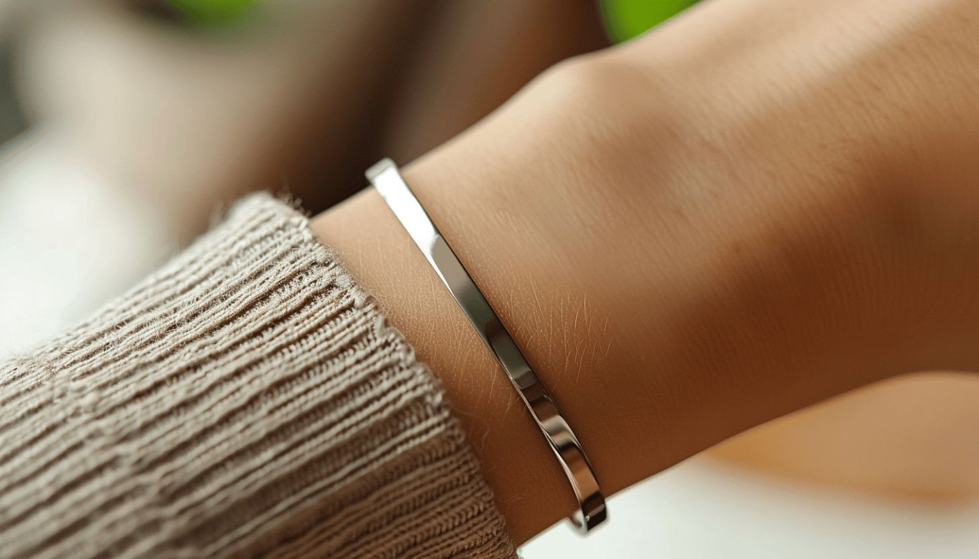 Accessoires - Comment intégrer un bracelet en acier inoxydable à toute garde-robe féminine